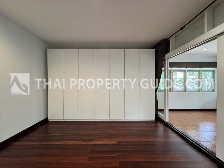 House with Shared Pool in New Petchburi 